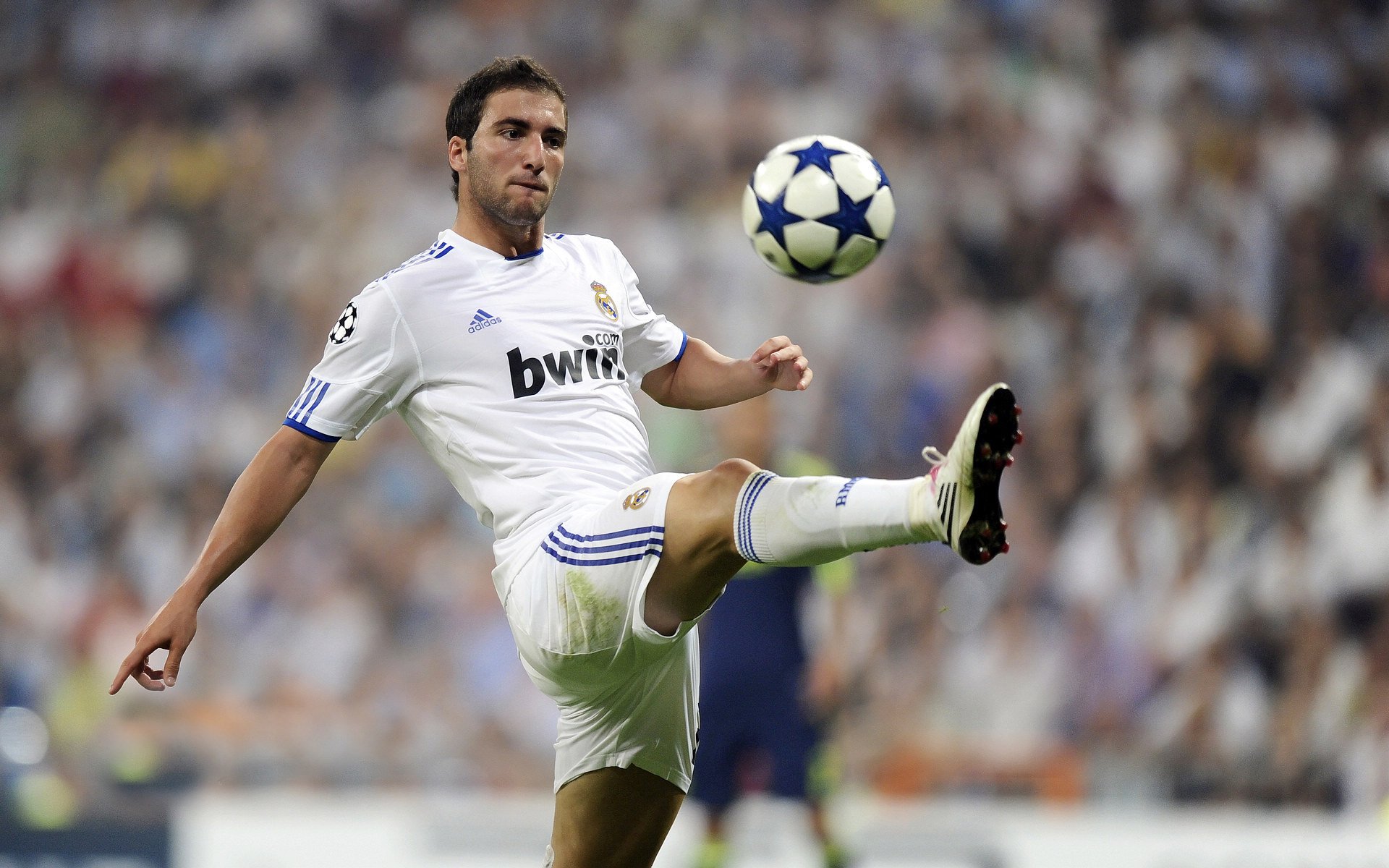 上海上港球员贡献关键进球,帮助球队取胜,上海上港球队队员